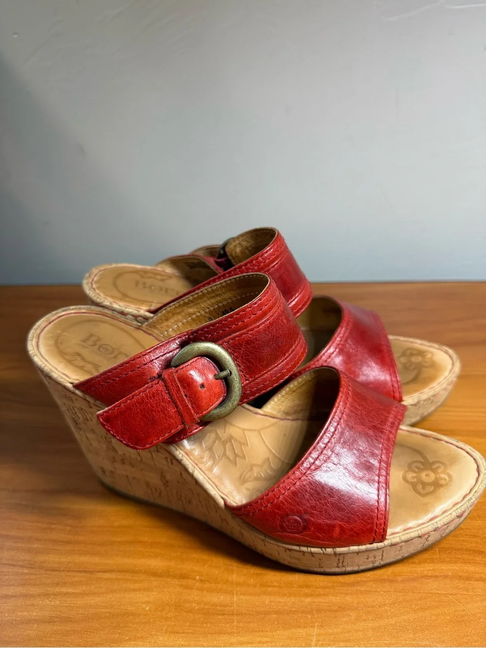 Born Red Leather Slip On Wedge Heel Sandal Gold Buckle Detail Comfort‎ 9/40.5
